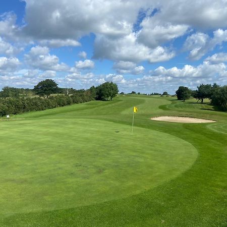 The Wiltshire Hotel, Golf And Leisure Resort Swindon Exterior foto